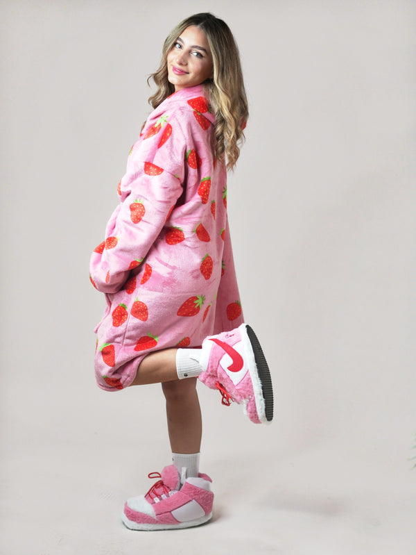 Cozy Strawberry 🍓 – Oversized Hoodie Blanket